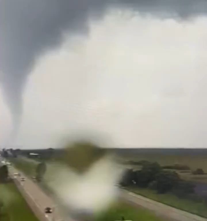 Bevölkerung, die vor Hurrikan Milton flieht, wird ebenfalls von Tornados verfolgt: Video