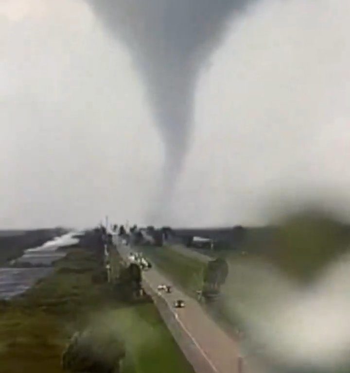 Población que huye del huracán Milton también perseguida por tornados: vídeo