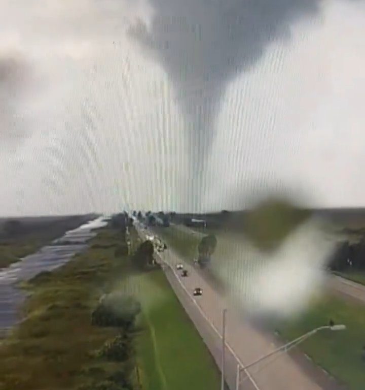 Población que huye del huracán Milton también perseguida por tornados: vídeo