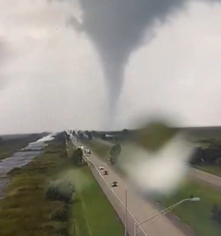 Popolazione in fuga dall'uragano Milton inseguita anche dai tornado: video