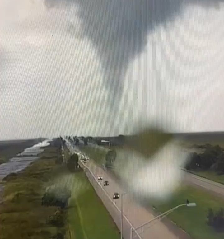 Población que huye del huracán Milton también perseguida por tornados: vídeo