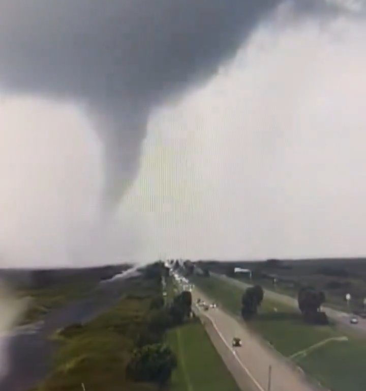 Popolazione in fuga dall'uragano Milton inseguita anche dai tornado: video