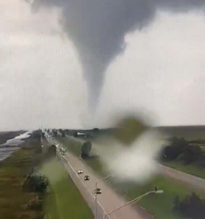 Popolazione in fuga dall'uragano Milton inseguita anche dai tornado: video