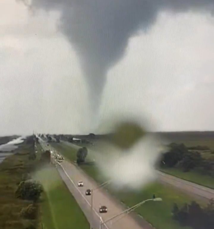 Popolazione in fuga dall'uragano Milton inseguita anche dai tornado: video