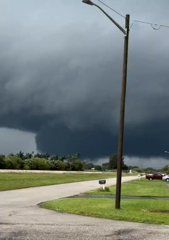 Bevölkerung, die vor Hurrikan Milton flieht, wird ebenfalls von Tornados verfolgt: Video