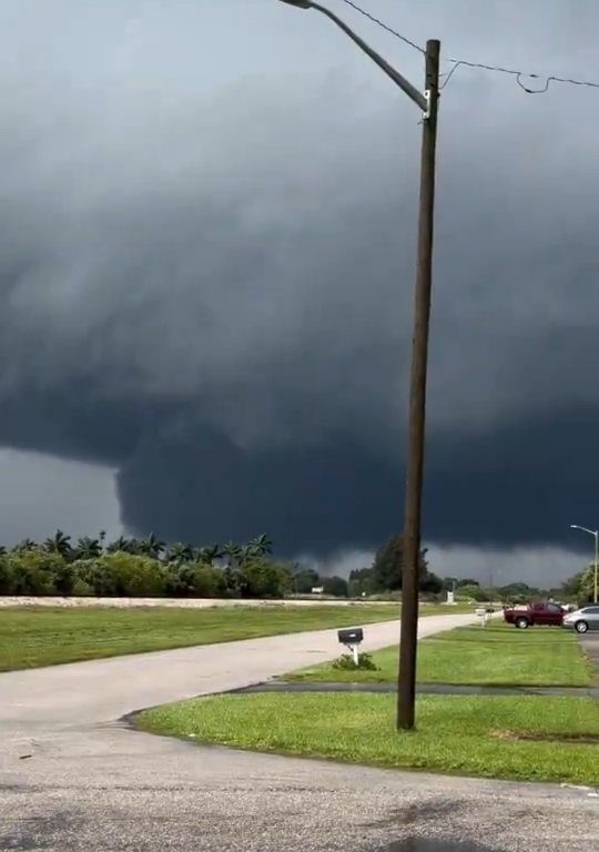 Población que huye del huracán Milton también perseguida por tornados: vídeo