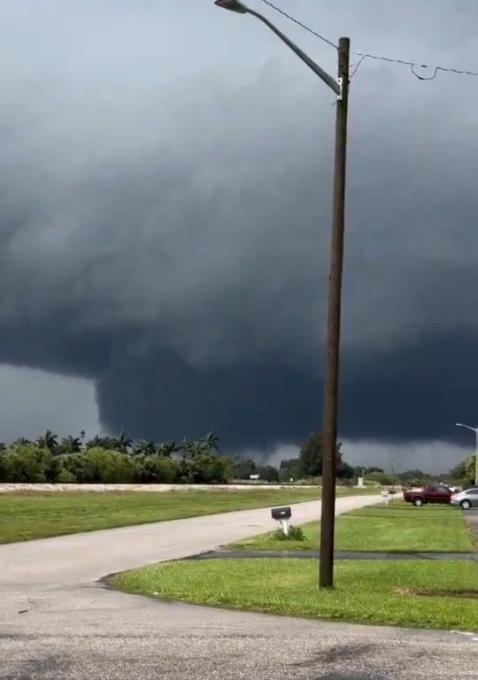 Bevölkerung, die vor Hurrikan Milton flieht, wird ebenfalls von Tornados verfolgt: Video