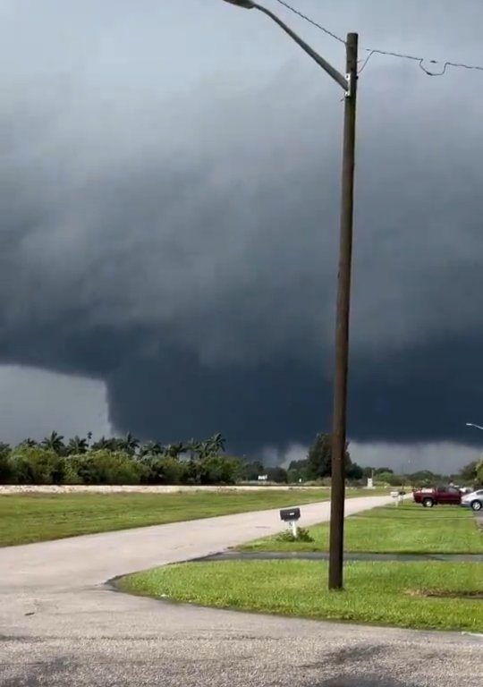 Popolazione in fuga dall'uragano Milton inseguita anche dai tornado: video