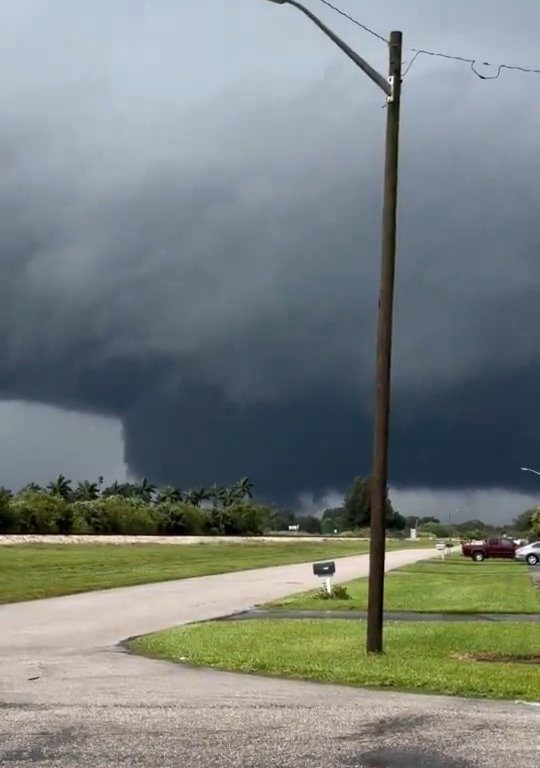 Población que huye del huracán Milton también perseguida por tornados: vídeo