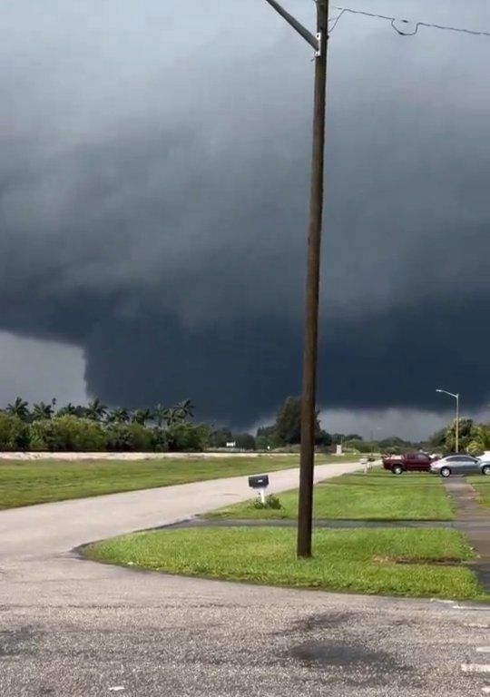 Población que huye del huracán Milton también perseguida por tornados: vídeo