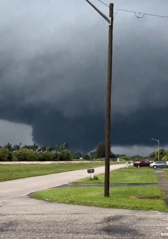 Bevölkerung, die vor Hurrikan Milton flieht, wird ebenfalls von Tornados verfolgt: Video