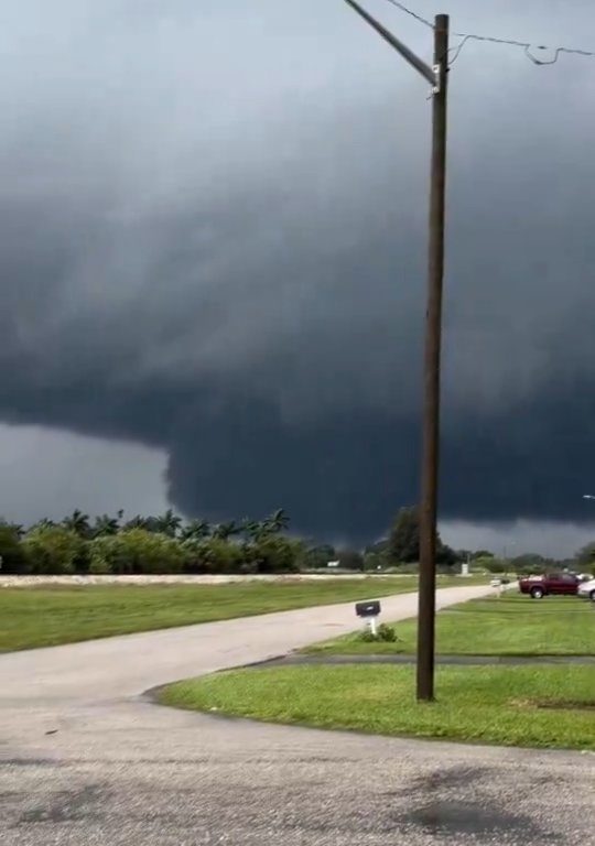 Popolazione in fuga dall'uragano Milton inseguita anche dai tornado: video