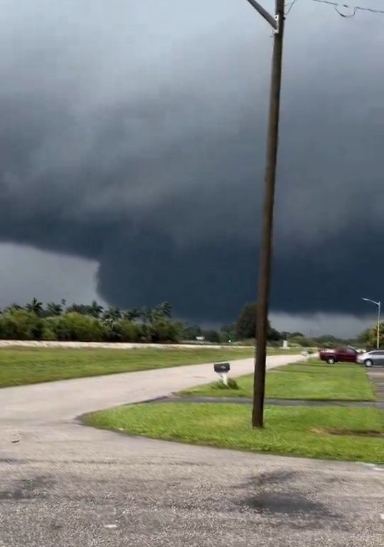 Bevölkerung, die vor Hurrikan Milton flieht, wird ebenfalls von Tornados verfolgt: Video