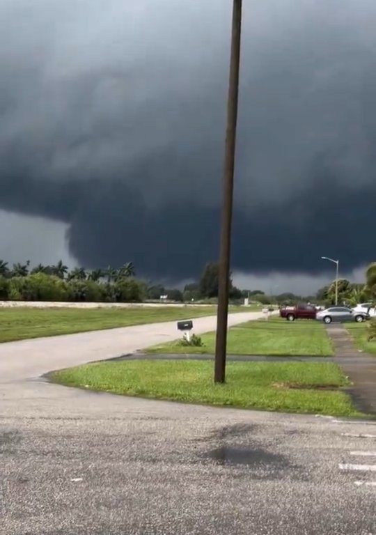 Población que huye del huracán Milton también perseguida por tornados: vídeo