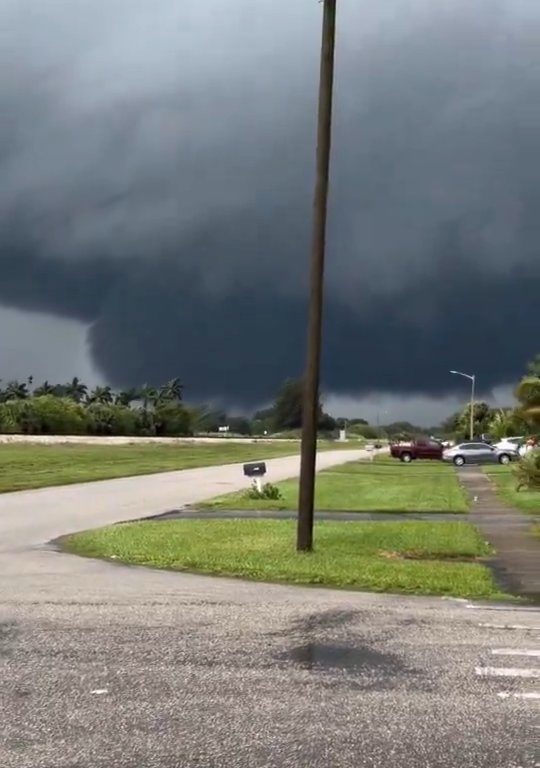 Población que huye del huracán Milton también perseguida por tornados: vídeo