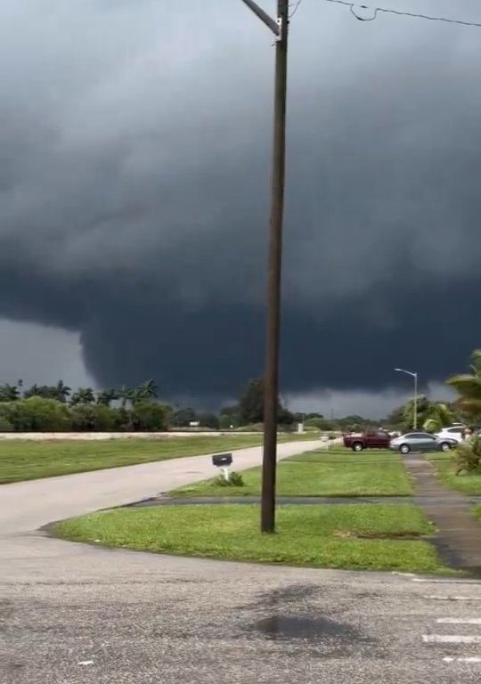 Bevölkerung, die vor Hurrikan Milton flieht, wird ebenfalls von Tornados verfolgt: Video