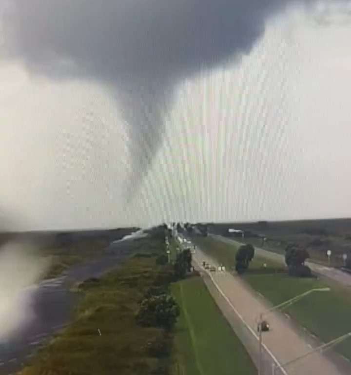 Población que huye del huracán Milton también perseguida por tornados: vídeo