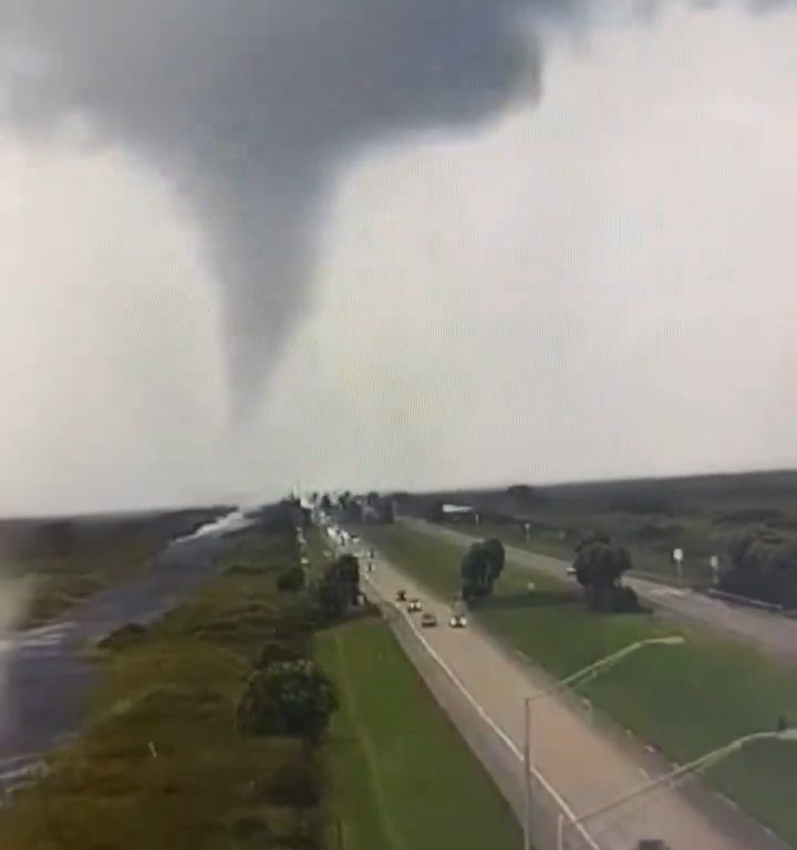 Población que huye del huracán Milton también perseguida por tornados: vídeo