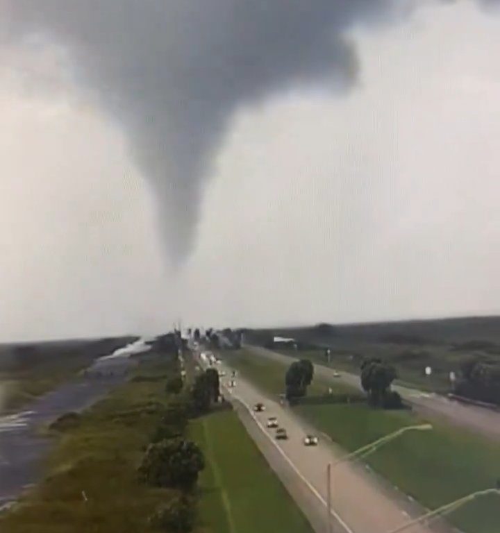 Popolazione in fuga dall'uragano Milton inseguita anche dai tornado: video