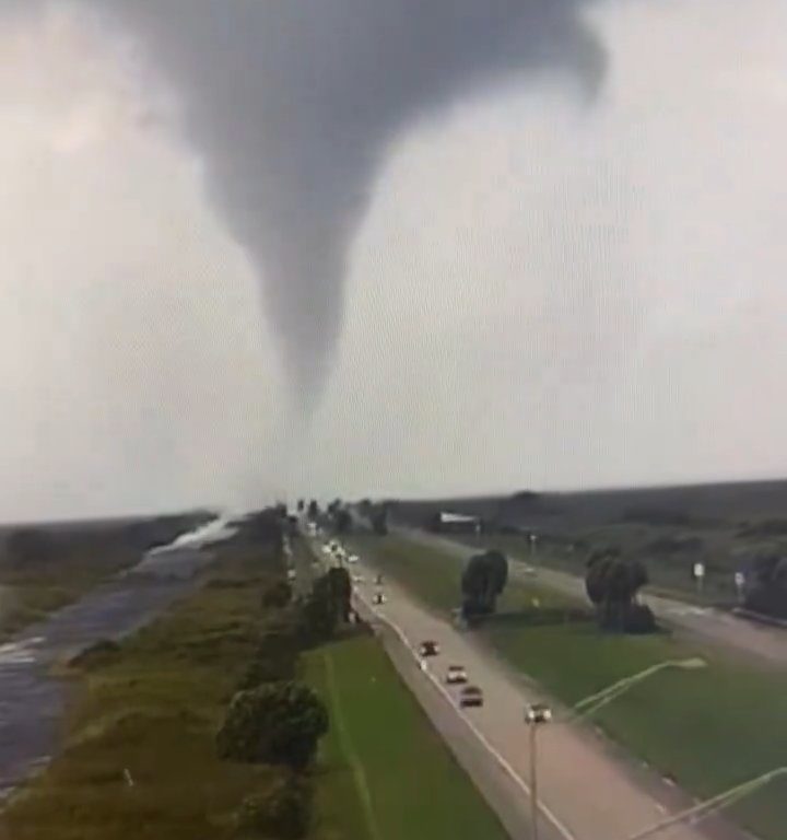 Población que huye del huracán Milton también perseguida por tornados: vídeo