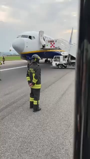 Ryanairs Boeing-Räder explodieren: Landebahn beschädigt, Flughafen geschlossen