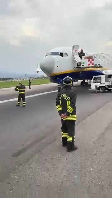 Ryanairs Boeing-Räder explodieren: Landebahn beschädigt, Flughafen geschlossen