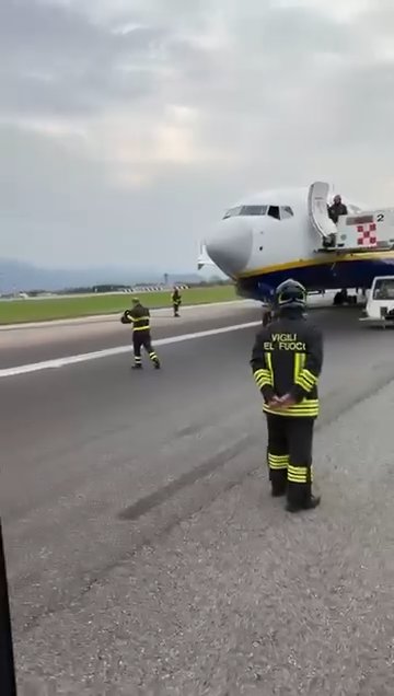 Ryanairs Boeing-Räder explodieren: Landebahn beschädigt, Flughafen geschlossen