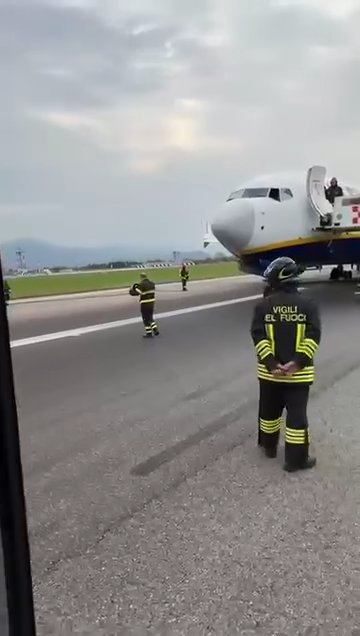 Ryanairs Boeing-Räder explodieren: Landebahn beschädigt, Flughafen geschlossen