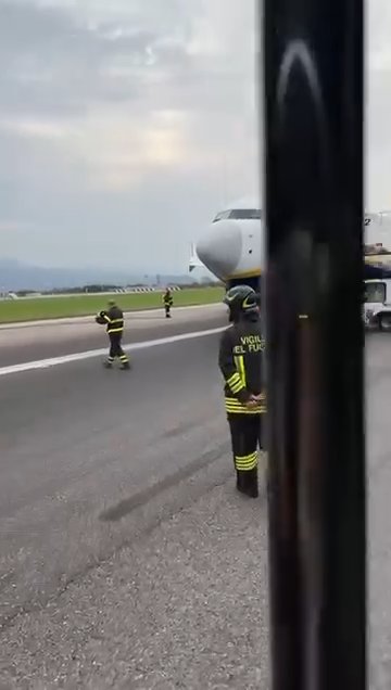 Ryanairs Boeing-Räder explodieren: Landebahn beschädigt, Flughafen geschlossen