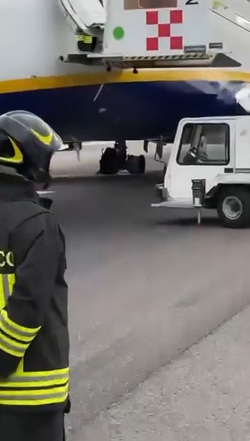 Ryanairs Boeing-Räder explodieren: Landebahn beschädigt, Flughafen geschlossen