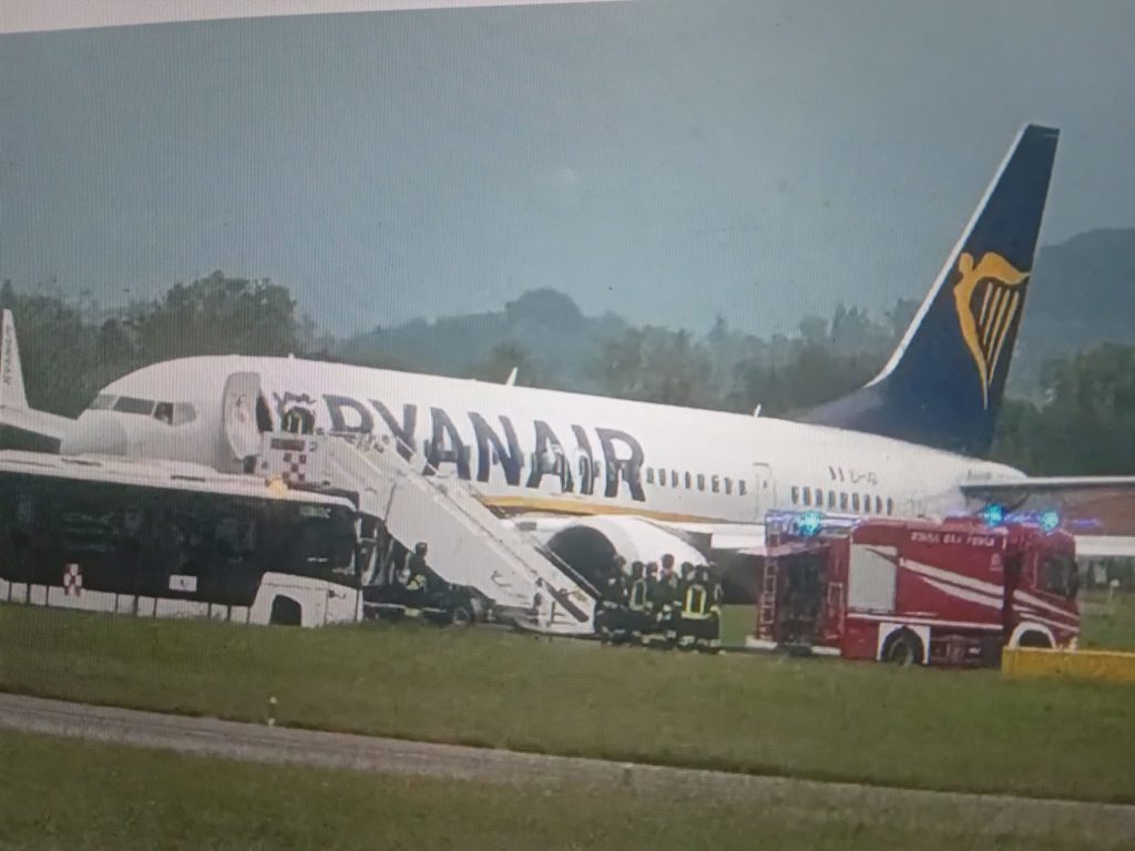 Ryanairs Boeing-Räder explodieren: Landebahn beschädigt, Flughafen geschlossen