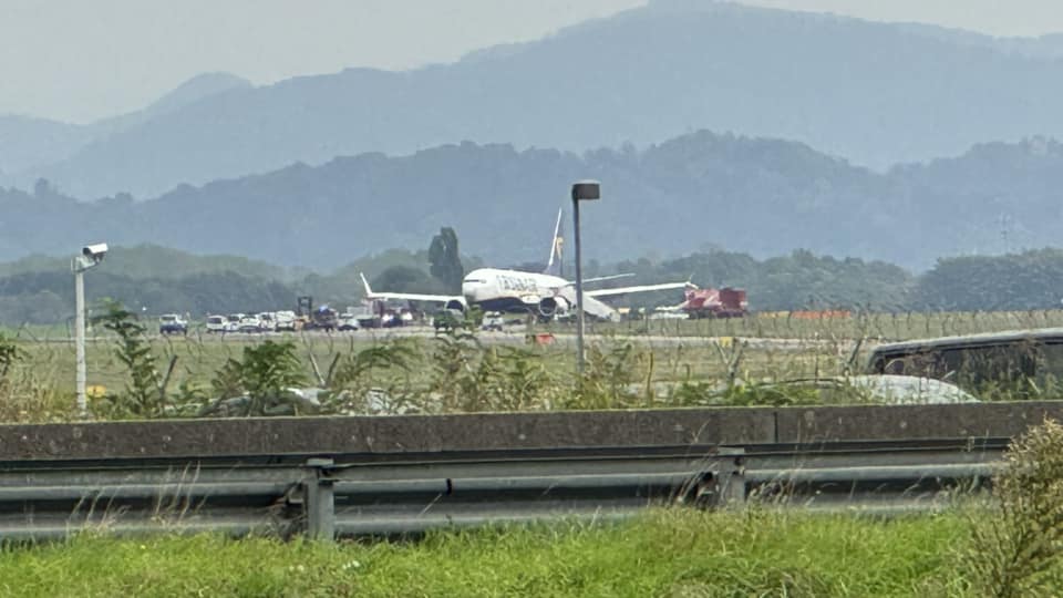 Ryanairs Boeing-Räder explodieren: Landebahn beschädigt, Flughafen geschlossen