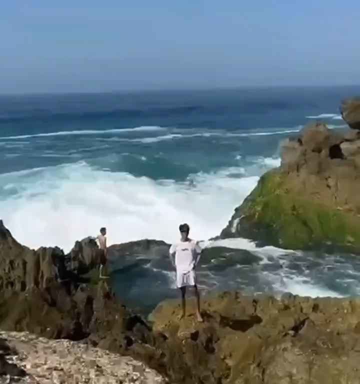 Selfie mortel pour un jeune de 20 ans, submergé par une vague géante sur un rocher : vidéo choc