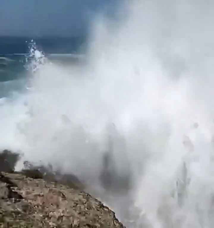 Selfie mortel pour un jeune de 20 ans, submergé par une vague géante sur un rocher : vidéo choc