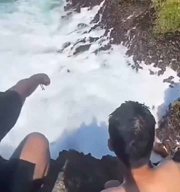 Selfie mortel pour un jeune de 20 ans, submergé par une vague géante sur un rocher : vidéo choc