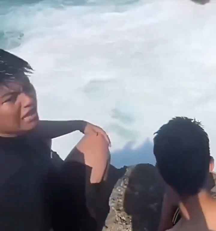 Selfie mortel pour un jeune de 20 ans, submergé par une vague géante sur un rocher : vidéo choc