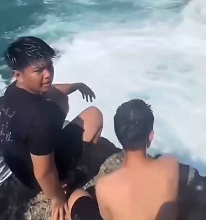 Selfie mortel pour un jeune de 20 ans, submergé par une vague géante sur un rocher : vidéo choc