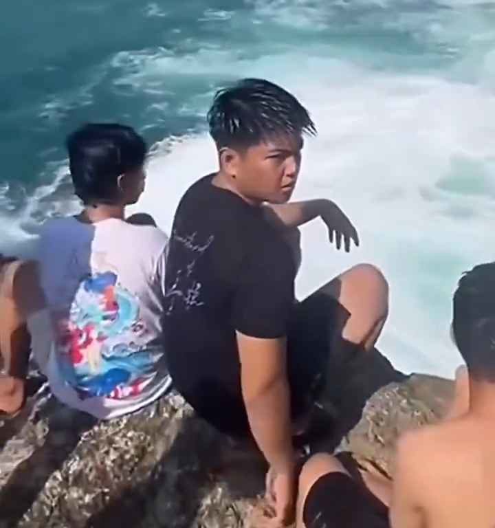 Selfie mortel pour un jeune de 20 ans, submergé par une vague géante sur un rocher : vidéo choc