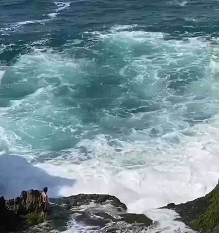 Selfie mortel pour un jeune de 20 ans, submergé par une vague géante sur un rocher : vidéo choc