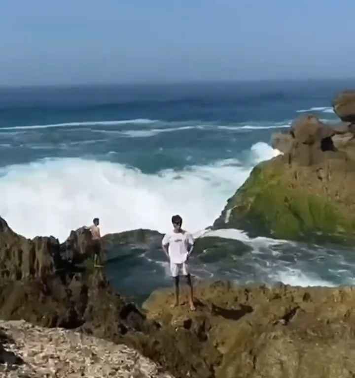 Selfie mortel pour un jeune de 20 ans, submergé par une vague géante sur un rocher : vidéo choc