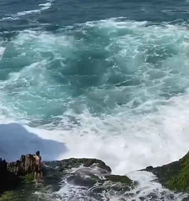 Selfie mortel pour un jeune de 20 ans, submergé par une vague géante sur un rocher : vidéo choc