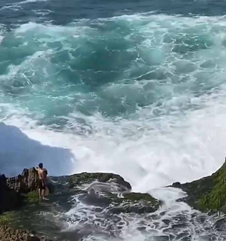 Selfie mortel pour un jeune de 20 ans, submergé par une vague géante sur un rocher : vidéo choc