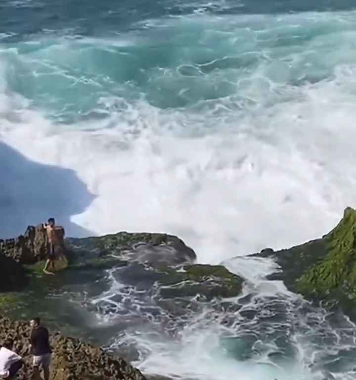 Selfie mortel pour un jeune de 20 ans, submergé par une vague géante sur un rocher : vidéo choc