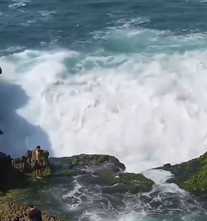 Selfie mortel pour un jeune de 20 ans, submergé par une vague géante sur un rocher : vidéo choc