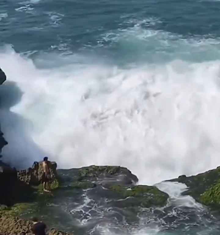 Selfie mortel pour un jeune de 20 ans, submergé par une vague géante sur un rocher : vidéo choc