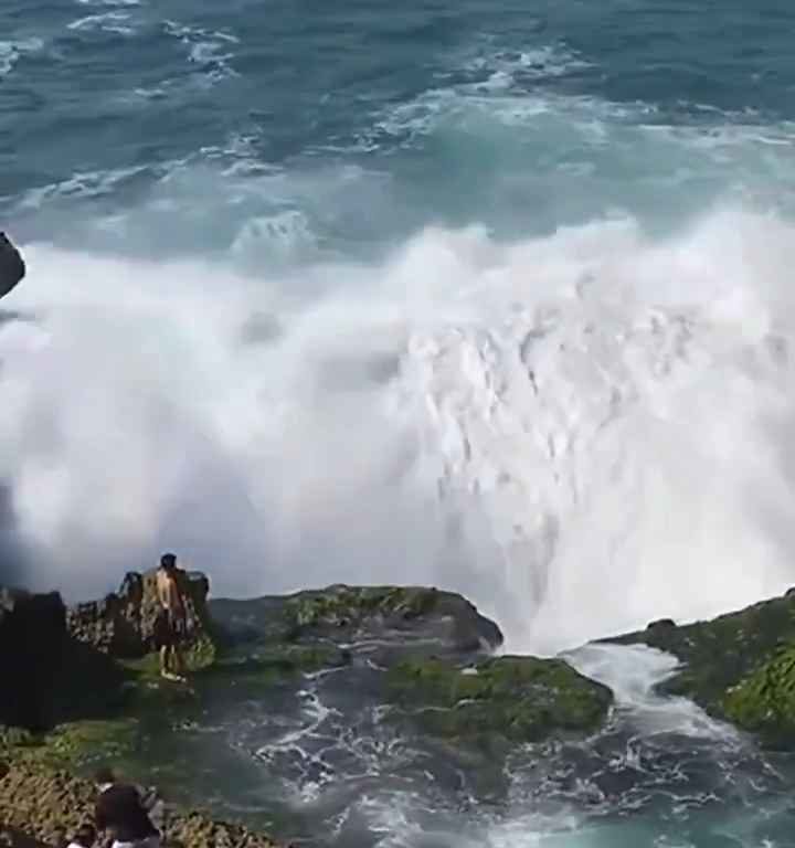 Selfie mortel pour un jeune de 20 ans, submergé par une vague géante sur un rocher : vidéo choc