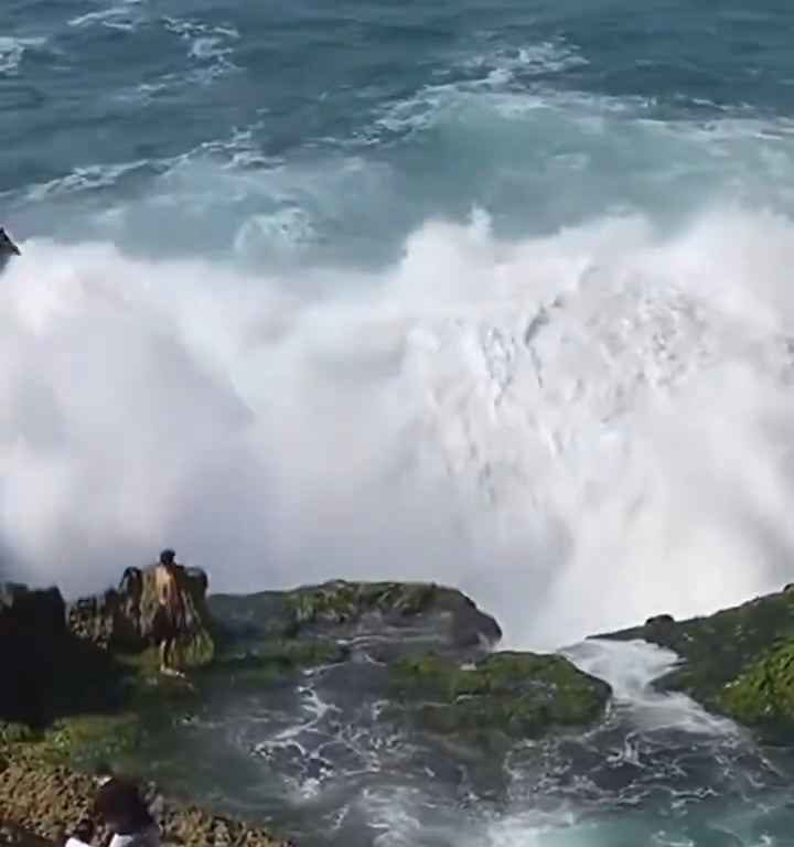 Selfie mortel pour un jeune de 20 ans, submergé par une vague géante sur un rocher : vidéo choc