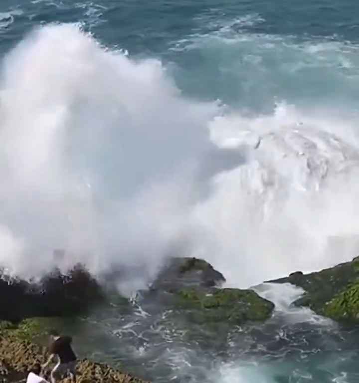 Selfie mortel pour un jeune de 20 ans, submergé par une vague géante sur un rocher : vidéo choc