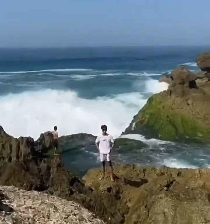 Selfie mortel pour un jeune de 20 ans, submergé par une vague géante sur un rocher : vidéo choc