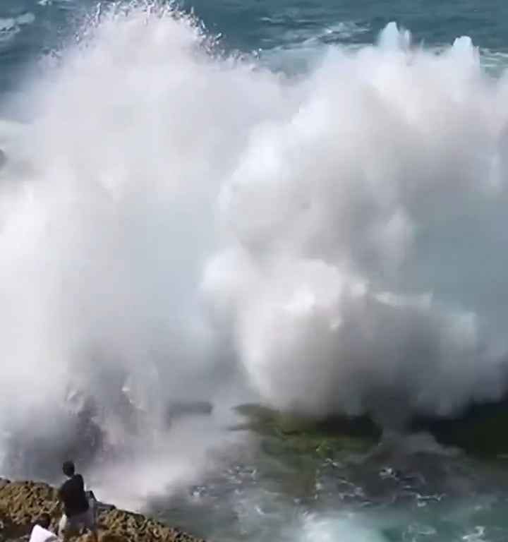 Selfie mortel pour un jeune de 20 ans, submergé par une vague géante sur un rocher : vidéo choc